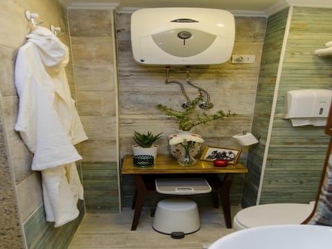 Superior Single Room, Private Bathroom | Bathroom | Free toiletries, hair dryer, towels, soap
