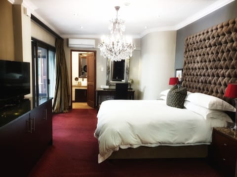 Villa | Egyptian cotton sheets, down comforters, free minibar, in-room safe