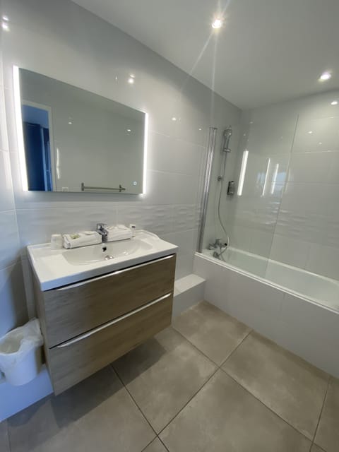 Triple Room, Sea View | Bathroom | Free toiletries, hair dryer, towels