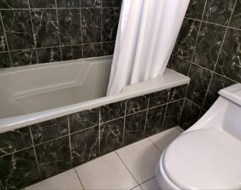 Double Room | Bathroom | Towels, shampoo