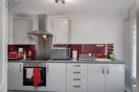 Apartment | Private kitchen | Fridge, microwave, oven, stovetop