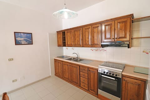 House, 2 Bedrooms, Balcony, City View | Private kitchen