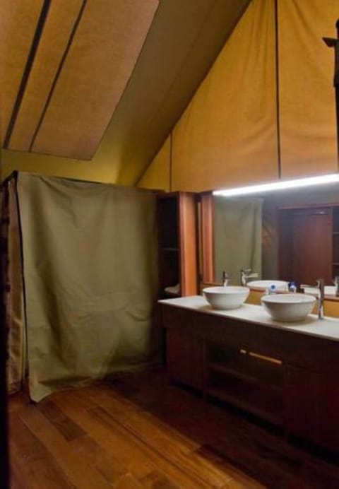 Luxury Tent | Bathroom | Shower, rainfall showerhead, free toiletries, towels