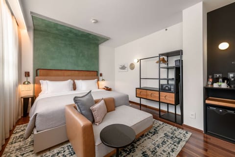 1 King Bed Premium Room | Minibar, in-room safe, desk, laptop workspace