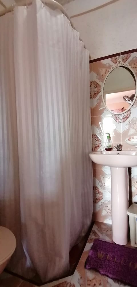 Classic Quadruple Room | Bathroom | Shower, towels, soap, shampoo