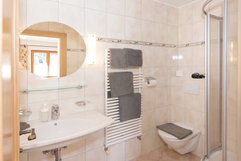 Double Room | Bathroom | Separate tub and shower, deep soaking tub, free toiletries, hair dryer