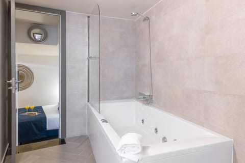 Deluxe Studio, Jetted Tub | Bathroom | Shower, hair dryer, towels, toilet paper