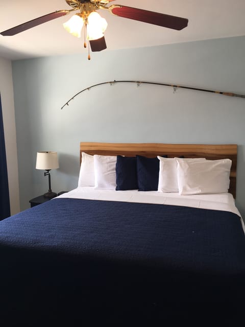 Standard Single Room, 1 King Bed, Non Smoking, Partial Sea View (18) | Individually decorated, individually furnished, iron/ironing board