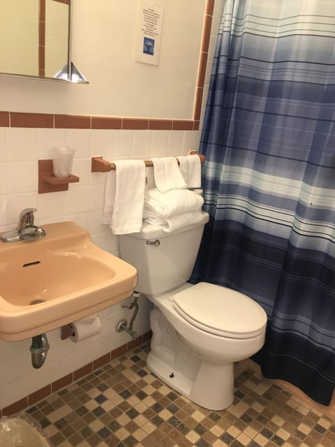 Standard Single Room, 1 King Bed, Non Smoking, Partial Sea View (18) | Bathroom | Combined shower/tub, free toiletries, hair dryer, towels