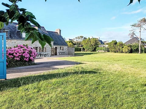 Sky, Plant, Flower, Property, Cloud, Botany, Nature, Building, Tree, Vegetation