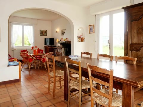 Table, Furniture, Property, Window, Chair, Wood, Interior Design, Houseplant, Picture Frame, Floor