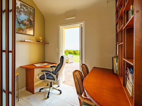 Furniture, Property, Table, Building, Chair, Window, Interior Design, Wood, Flooring, Floor