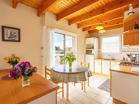 Flower, Furniture, Plant, Property, Cabinetry, Table, Sink, Countertop, Flowerpot, Kitchen Sink