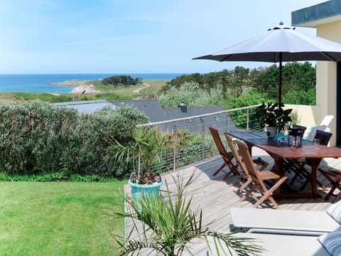 Property, House, Real Estate, Vacation, Building, Grass, Cottage, Resort, Shore, Room