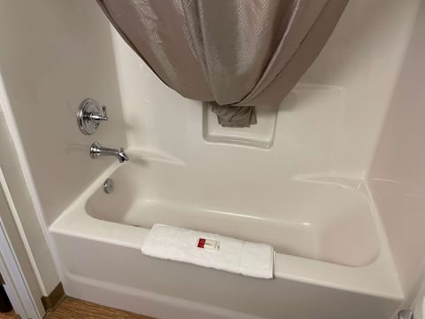 Combined shower/tub, towels