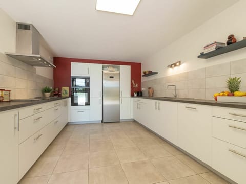 Cabinetry, Countertop, Furniture, Building, Property, Kitchen Appliance, Kitchen, Houseplant, Interior Design, Flooring