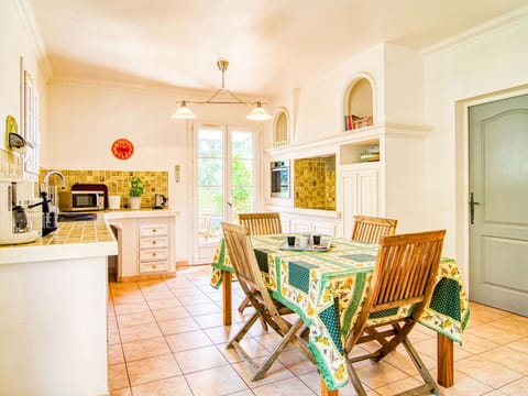 Furniture, Picture Frame, Property, Window, Table, Chair, Cabinetry, Interior Design, Wood, Floor