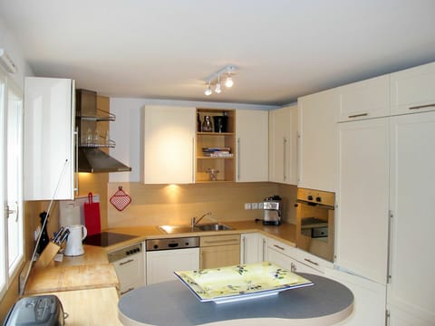 Room, Property, Furniture, Kitchen, Interior Design, Cabinetry, Countertop, House, Building, Ceiling