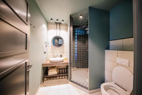 Business Room, River View | Bathroom | Shower, free toiletries, hair dryer, bathrobes