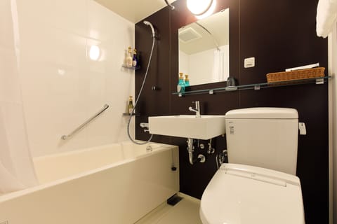 Standard Single Room (Type A) | Bathroom | Combined shower/tub, free toiletries, hair dryer, slippers