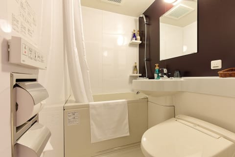 Standard Single Room (Type B) | Bathroom | Combined shower/tub, free toiletries, hair dryer, slippers