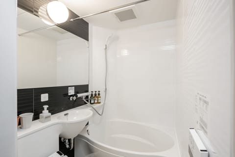 Combined shower/tub, free toiletries, hair dryer, slippers