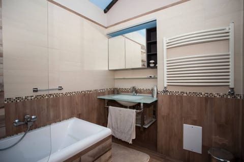 Room, 1 Bedroom, Balcony, City View | Bathroom