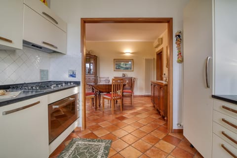 Family Apartment, 3 Bedrooms, 2 Bathrooms (La Casetta Sull'Albero 900m from the) | Private kitchen | Fridge, microwave, oven, stovetop