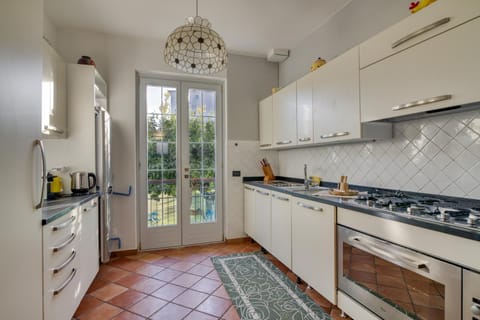 Family Apartment, 3 Bedrooms, 2 Bathrooms (La Casetta Sull'Albero 900m from the) | Private kitchen | Fridge, microwave, oven, stovetop