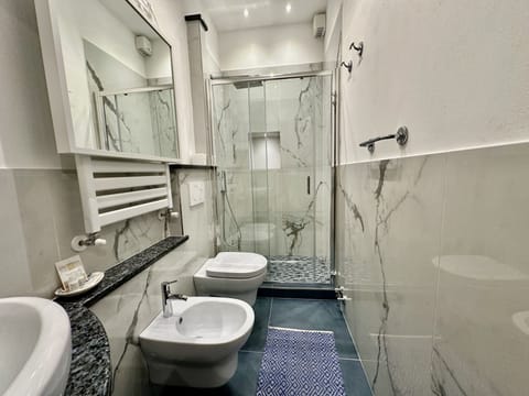 Premium Quadruple Room | Bathroom | Shower, rainfall showerhead, hair dryer, bidet