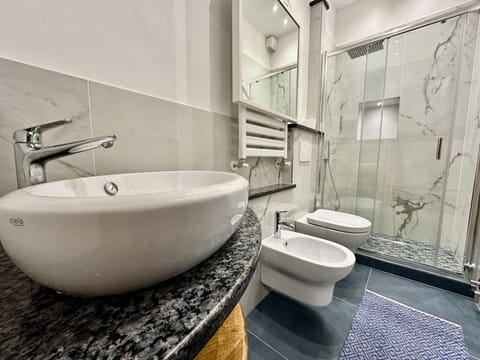 Premium Quadruple Room | Bathroom | Shower, rainfall showerhead, hair dryer, bidet