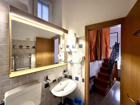 Superior Room | Bathroom | Shower, rainfall showerhead, hair dryer, bidet
