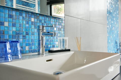 Deluxe Double Room | Bathroom | Separate tub and shower, rainfall showerhead, free toiletries