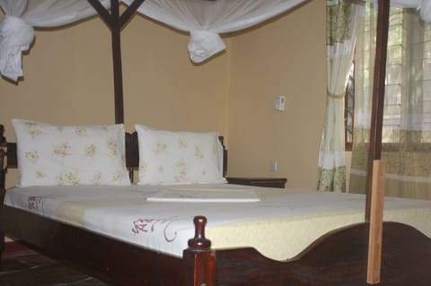 Bungalow, 2 Bedrooms | Desk, free WiFi, bed sheets