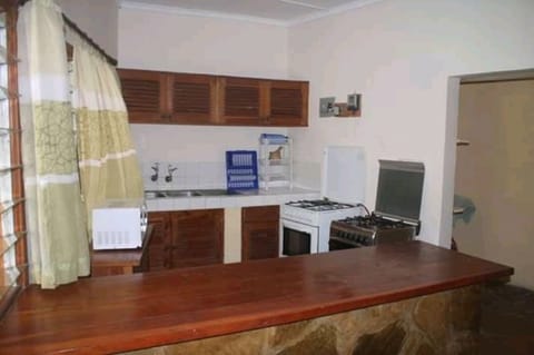 Bungalow, 2 Bedrooms | Private kitchen | Fridge, microwave, stovetop, electric kettle