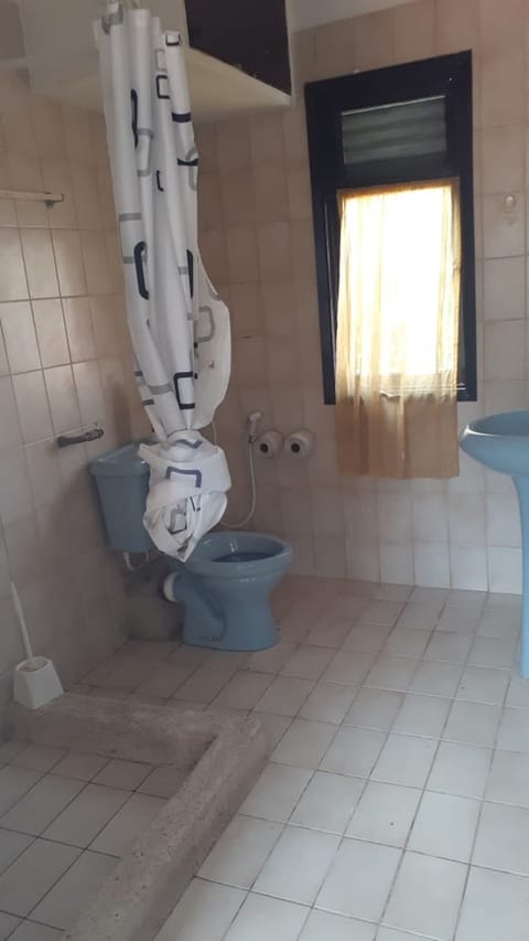 Bungalow | Bathroom | Shower, rainfall showerhead, towels