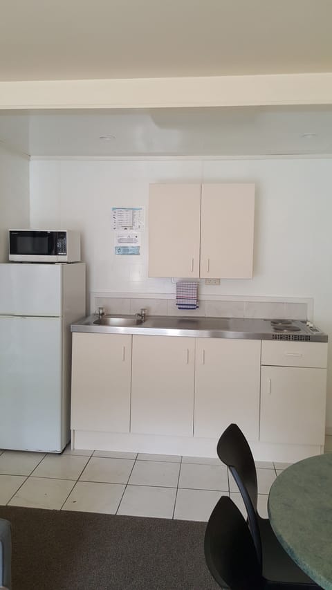 Suite, 1 Bedroom (Motel) | Cribs/infant beds, WiFi, bed sheets