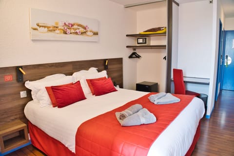 Premium Double Room, 1 Queen Bed, Harbor View | In-room safe, individually decorated, desk, blackout drapes