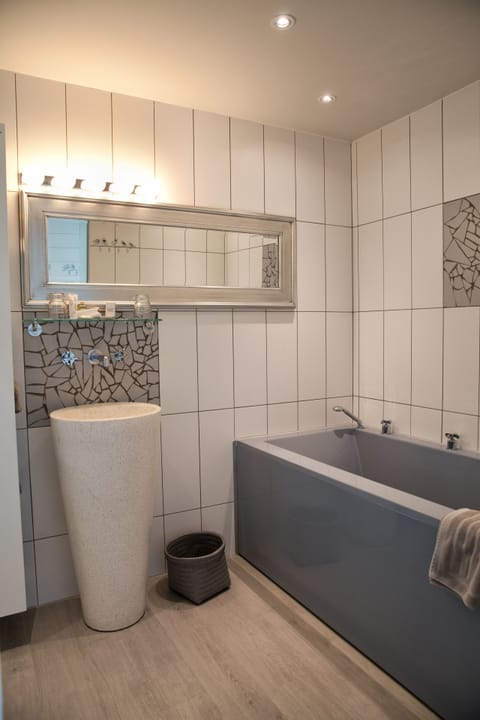 Panoramic Suite, Sea View | Bathroom | Rainfall showerhead, free toiletries, hair dryer, bathrobes