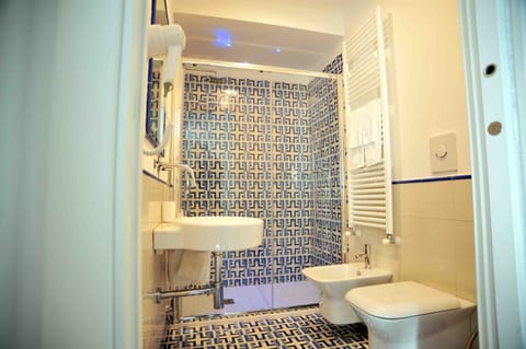 Deluxe Double Room, Balcony, Sea View | Bathroom | Shower, free toiletries, hair dryer, slippers