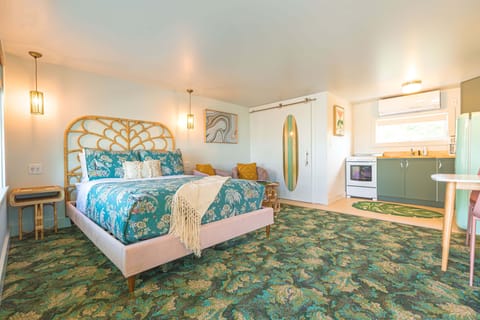 Deluxe Queen Studio Apartment | Premium bedding, pillowtop beds, minibar, individually decorated