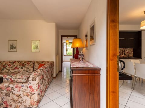 Sky, Mountain, Daytime, Building, Plant, Natural Landscape, House, Vegetation, Highland, Tree