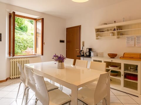 Sky, Mountain, Daytime, Building, Plant, Natural Landscape, House, Vegetation, Highland, Tree