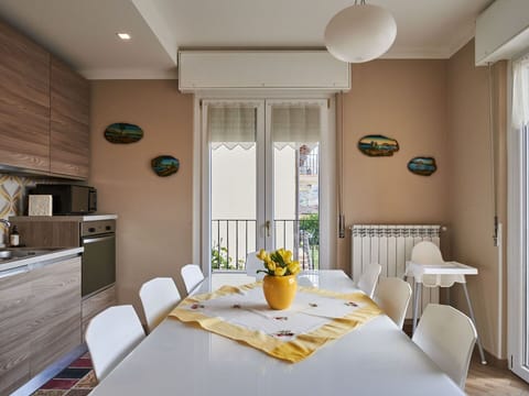 Table, Furniture, Property, Plant, Chair, Comfort, Cabinetry, Shade, Wood, Interior Design