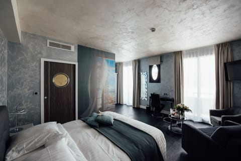 Signature Suite, Jetted Tub | Premium bedding, pillowtop beds, desk, laptop workspace