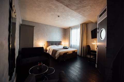 Classic Suite, Jetted Tub | Premium bedding, pillowtop beds, desk, laptop workspace