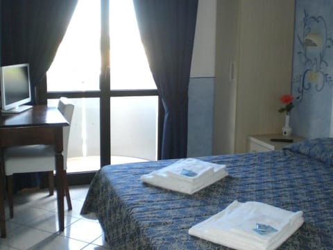 Classic Double Room | Desk, laptop workspace, free WiFi, bed sheets