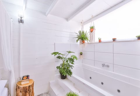 Deluxe Room, Jetted Tub | Premium bedding, in-room safe, desk, free WiFi