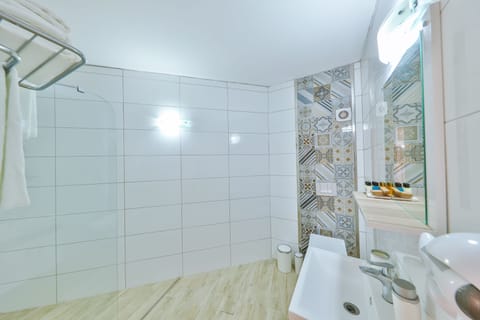 Combined shower/tub, rainfall showerhead, free toiletries, hair dryer