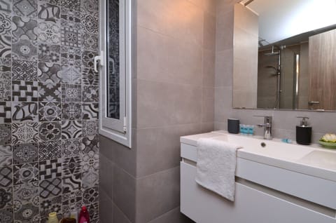 Studio | Bathroom | Shower, towels